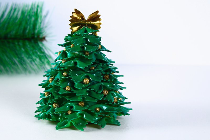 DIY christmas table decoration with pasta cone trees